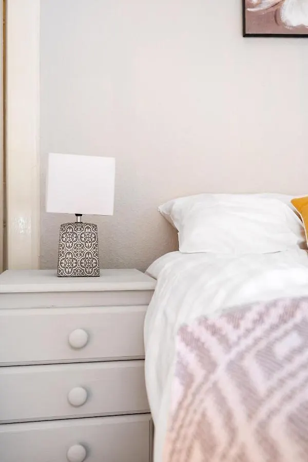 2 Bedroom City Centre Apartment - Royal Mile - Edinburgh Castle & Waverley Train Station - Sleeps 4 United Kingdom