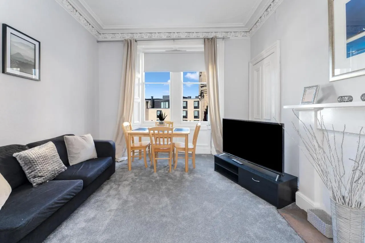 2 Bedroom City Centre Apartment - Royal Mile - Edinburgh Castle & Waverley Train Station - Sleeps 4