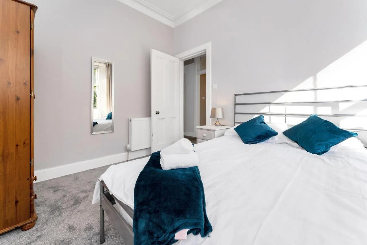 2 Bedroom City Centre Apartment - Royal Mile - Edinburgh Castle & Waverley Train Station - Sleeps 4 United Kingdom
