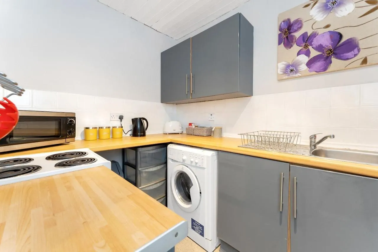 2 Bedroom City Centre Apartment - Royal Mile - Edinburgh Castle & Waverley Train Station - Sleeps 4