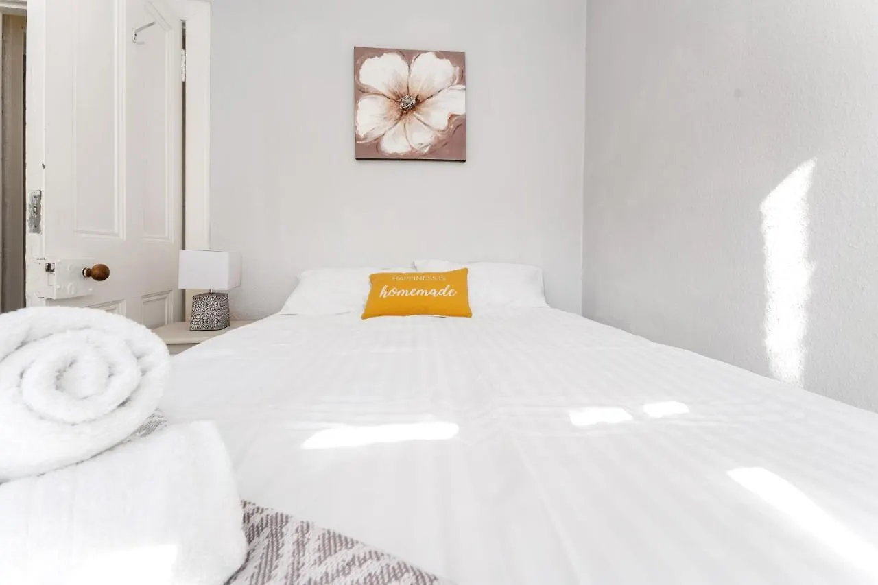 2 Bedroom City Centre Apartment - Royal Mile - Edinburgh Castle & Waverley Train Station - Sleeps 4