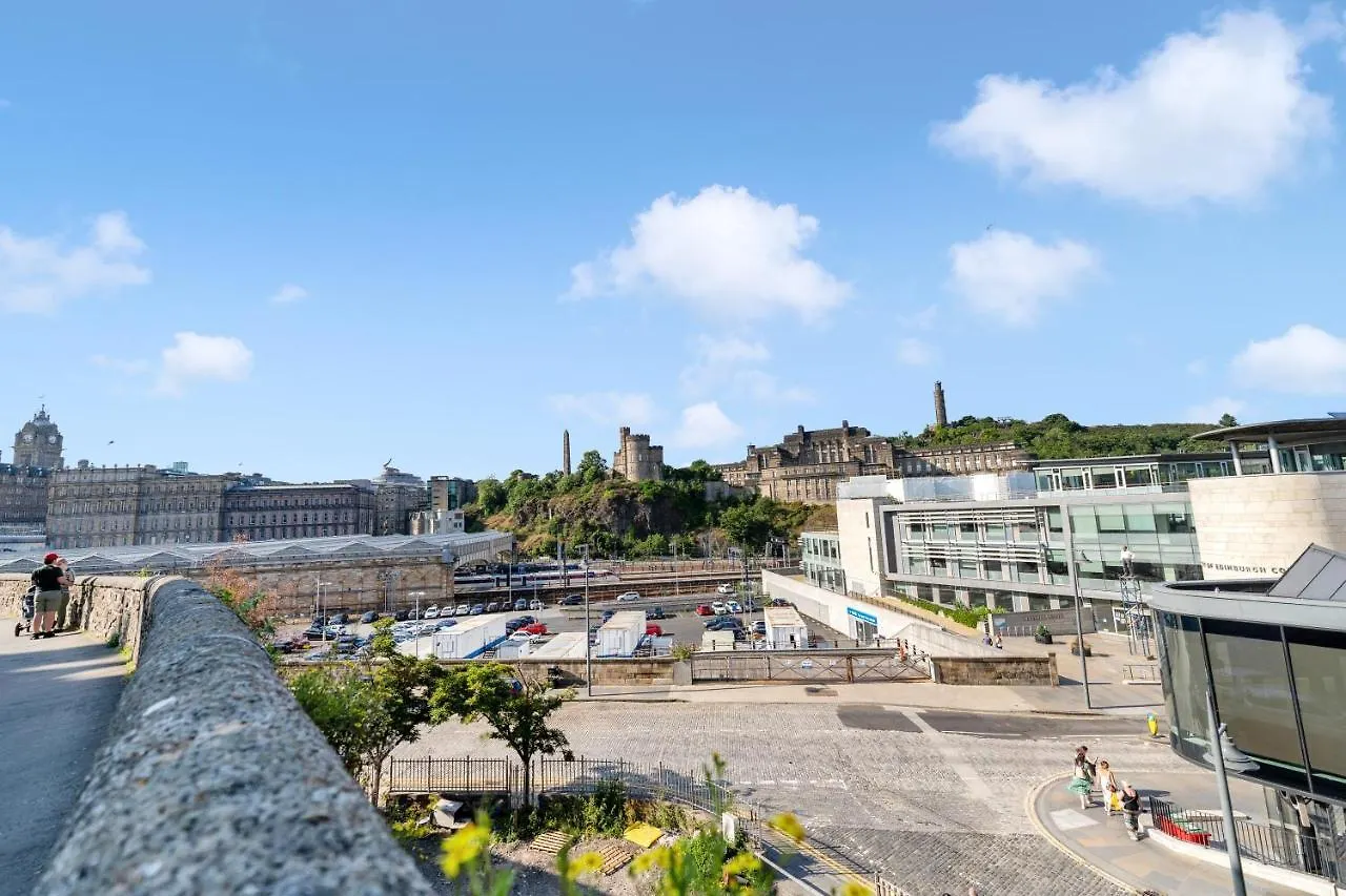 2 Bedroom City Centre Apartment - Royal Mile - Edinburgh Castle & Waverley Train Station - Sleeps 4