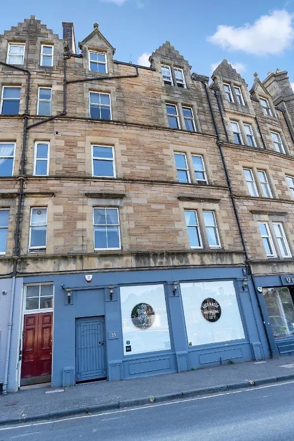 2 Bedroom City Centre Apartment - Royal Mile - Edinburgh Castle & Waverley Train Station - Sleeps 4
