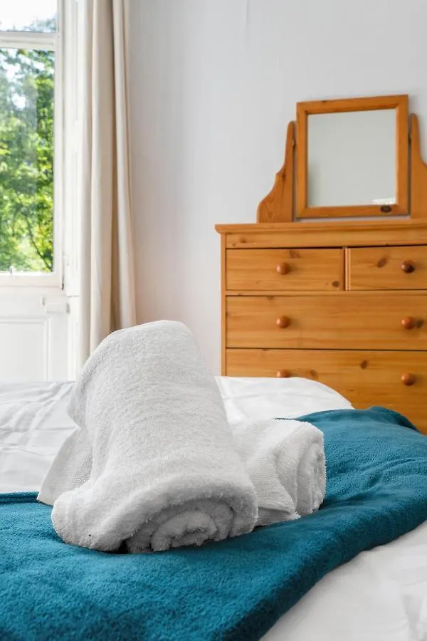 2 Bedroom City Centre Apartment - Royal Mile - Edinburgh Castle & Waverley Train Station - Sleeps 4