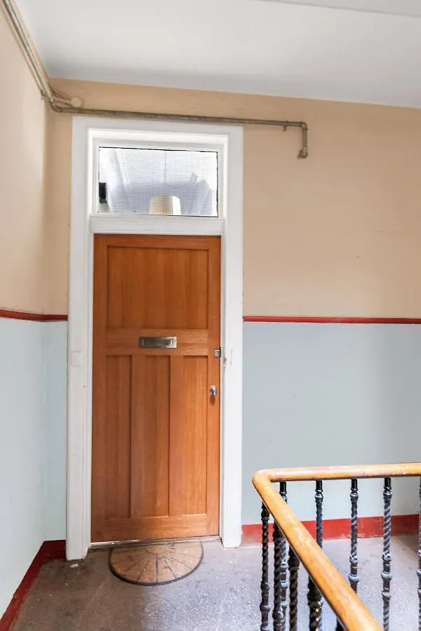 2 Bedroom City Centre Apartment - Royal Mile - Edinburgh Castle & Waverley Train Station - Sleeps 4