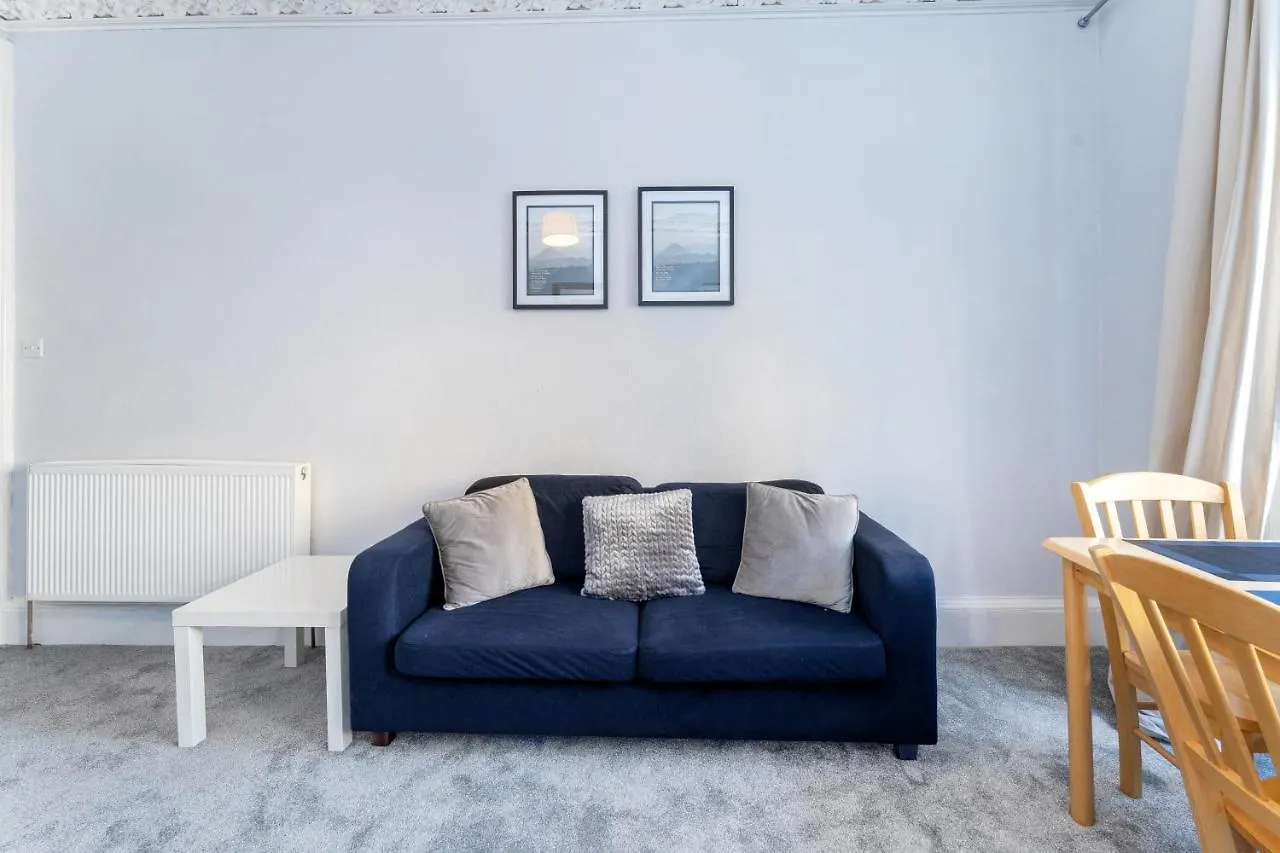2 Bedroom City Centre Apartment - Royal Mile - Edinburgh Castle & Waverley Train Station - Sleeps 4 0*,  United Kingdom