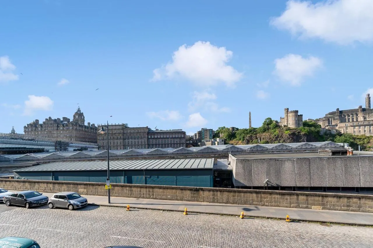 2 Bedroom City Centre Apartment - Royal Mile - Edinburgh Castle & Waverley Train Station - Sleeps 4