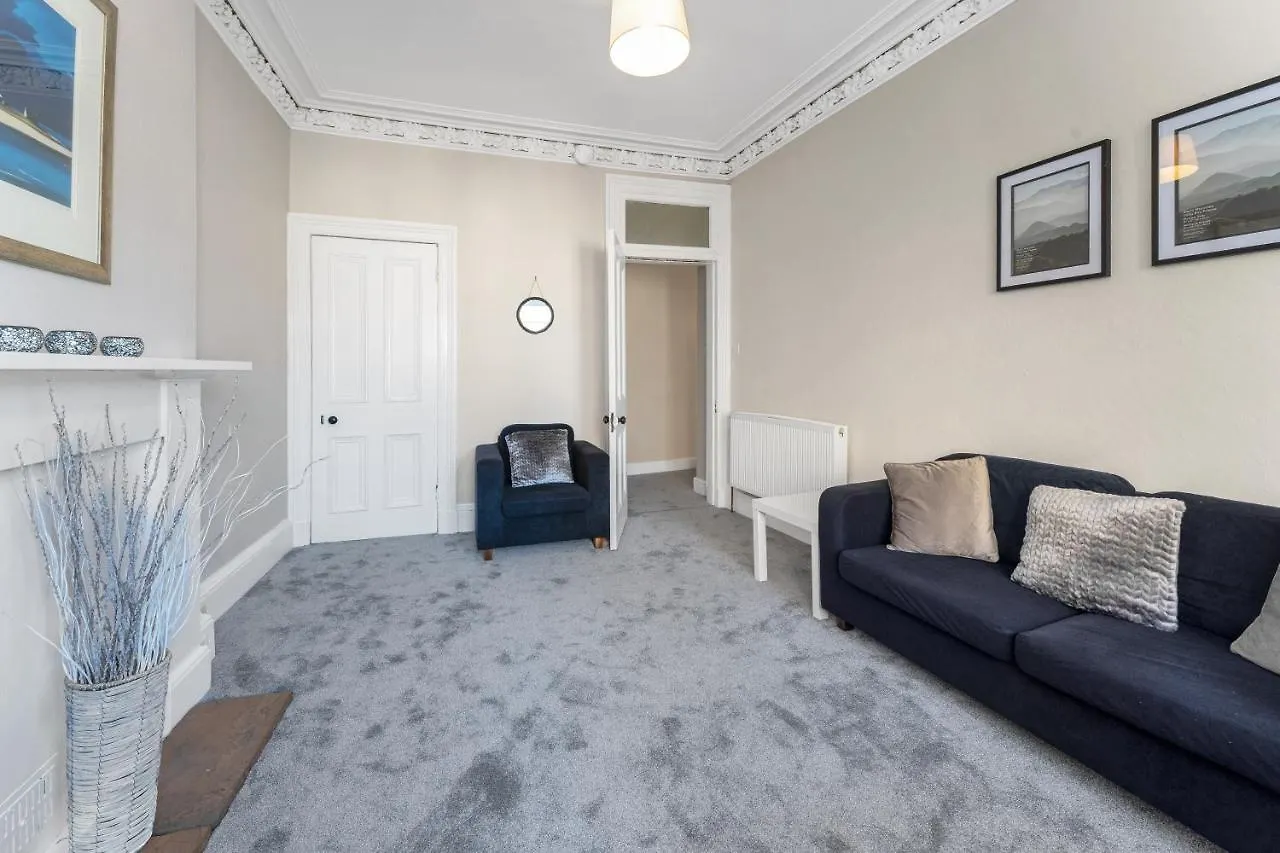 2 Bedroom City Centre Apartment - Royal Mile - Edinburgh Castle & Waverley Train Station - Sleeps 4 0*,