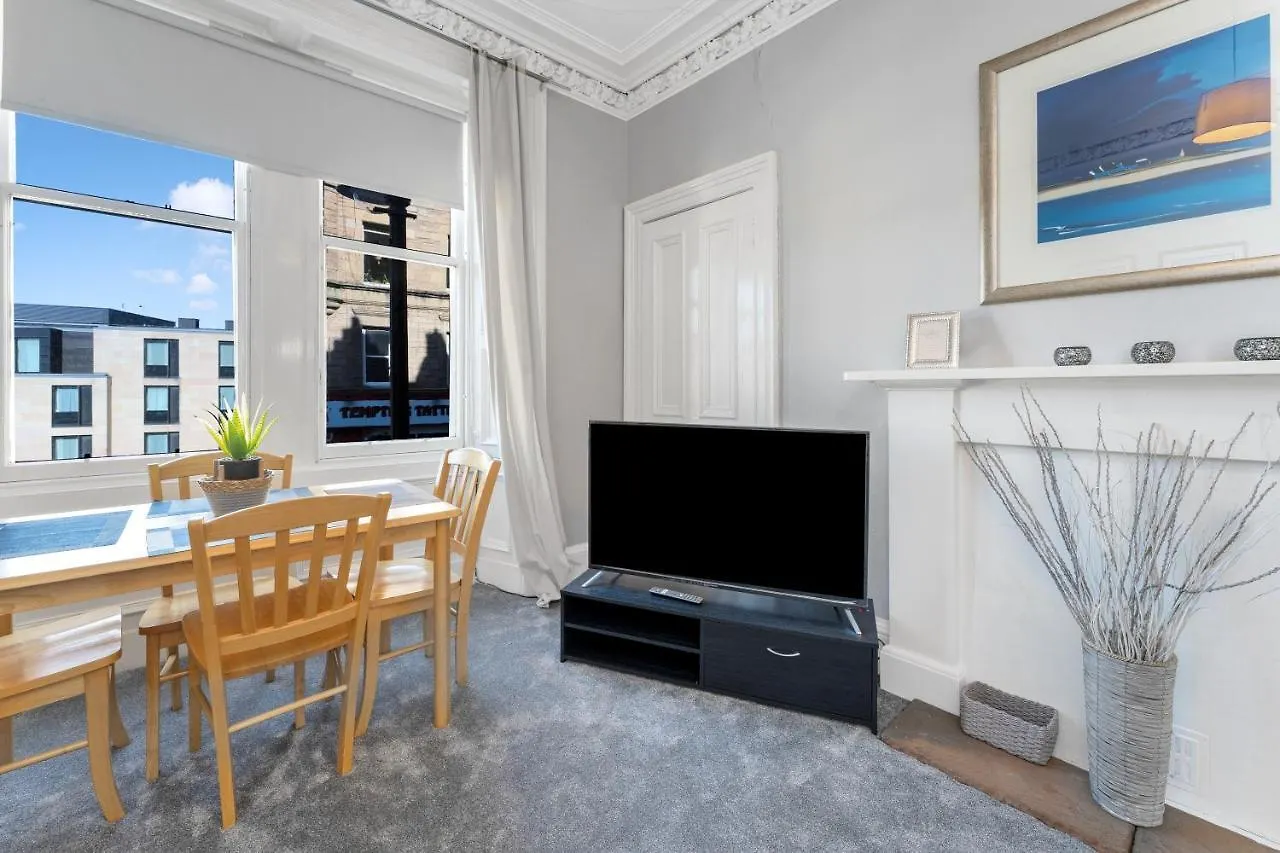 2 Bedroom City Centre Apartment - Royal Mile - Edinburgh Castle & Waverley Train Station - Sleeps 4