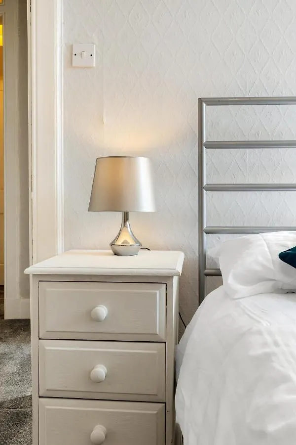 2 Bedroom City Centre Apartment - Royal Mile - Edinburgh Castle & Waverley Train Station - Sleeps 4 United Kingdom