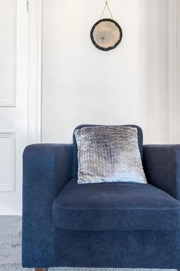 2 Bedroom City Centre Apartment - Royal Mile - Edinburgh Castle & Waverley Train Station - Sleeps 4 0*,  United Kingdom