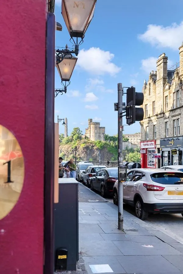 2 Bedroom City Centre Apartment - Royal Mile - Edinburgh Castle & Waverley Train Station - Sleeps 4