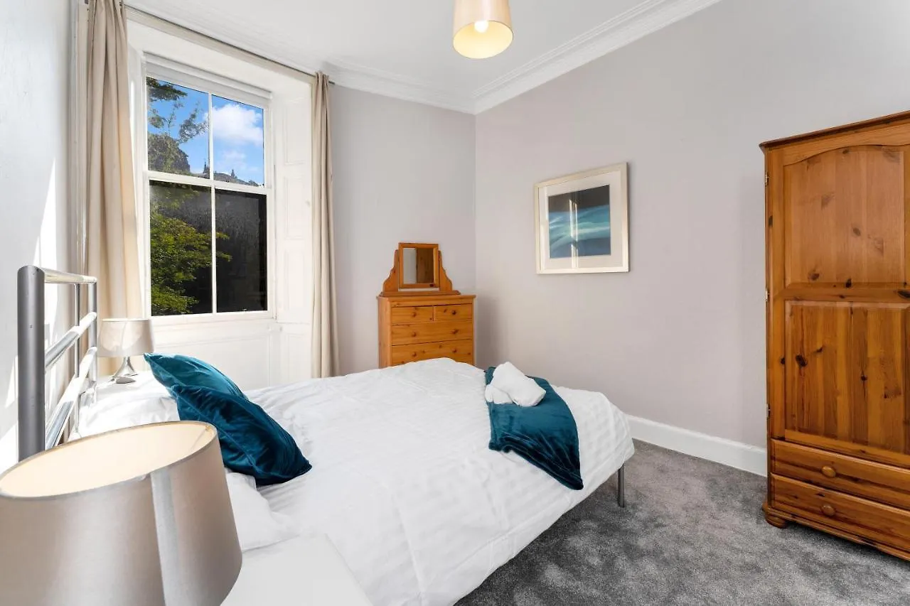 2 Bedroom City Centre Apartment - Royal Mile - Edinburgh Castle & Waverley Train Station - Sleeps 4