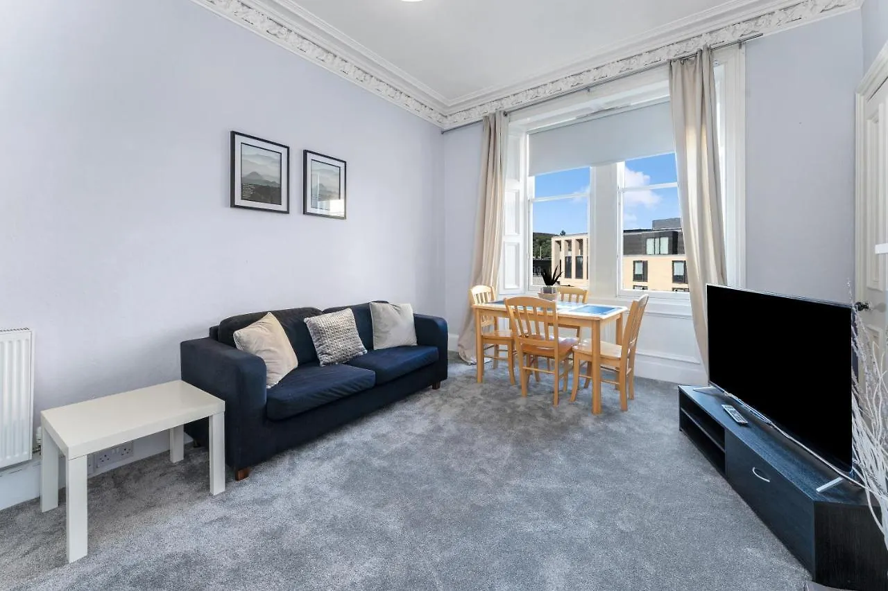2 Bedroom City Centre Apartment - Royal Mile - Edinburgh Castle & Waverley Train Station - Sleeps 4 0*,  Великобритания