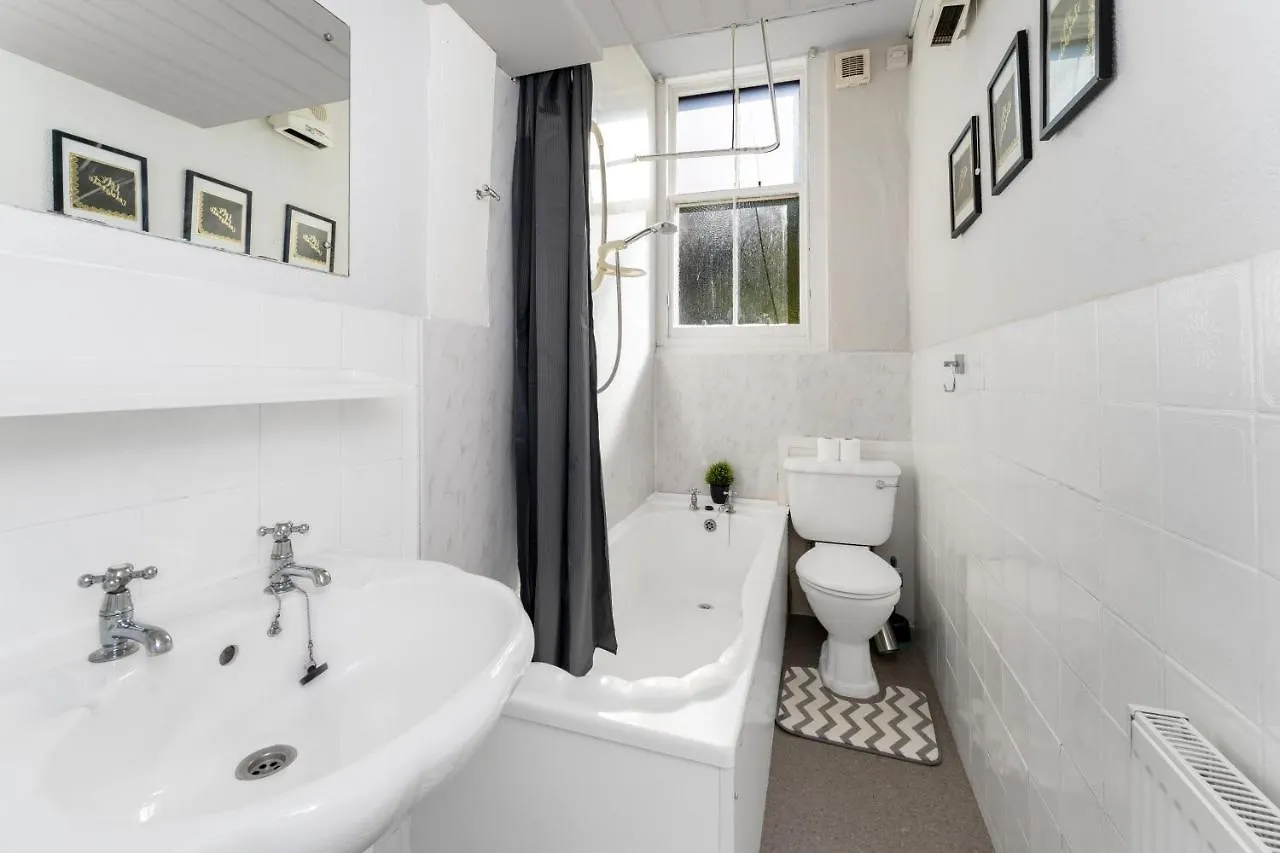 2 Bedroom City Centre Apartment - Royal Mile - Edinburgh Castle & Waverley Train Station - Sleeps 4 0*,