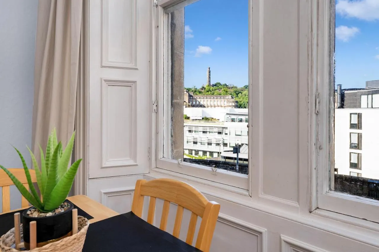 2 Bedroom City Centre Apartment - Royal Mile - Edinburgh Castle & Waverley Train Station - Sleeps 4 Великобритания