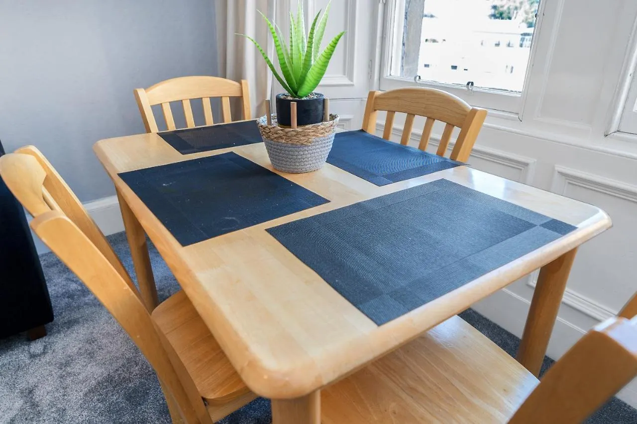 2 Bedroom City Centre Apartment - Royal Mile - Edinburgh Castle & Waverley Train Station - Sleeps 4