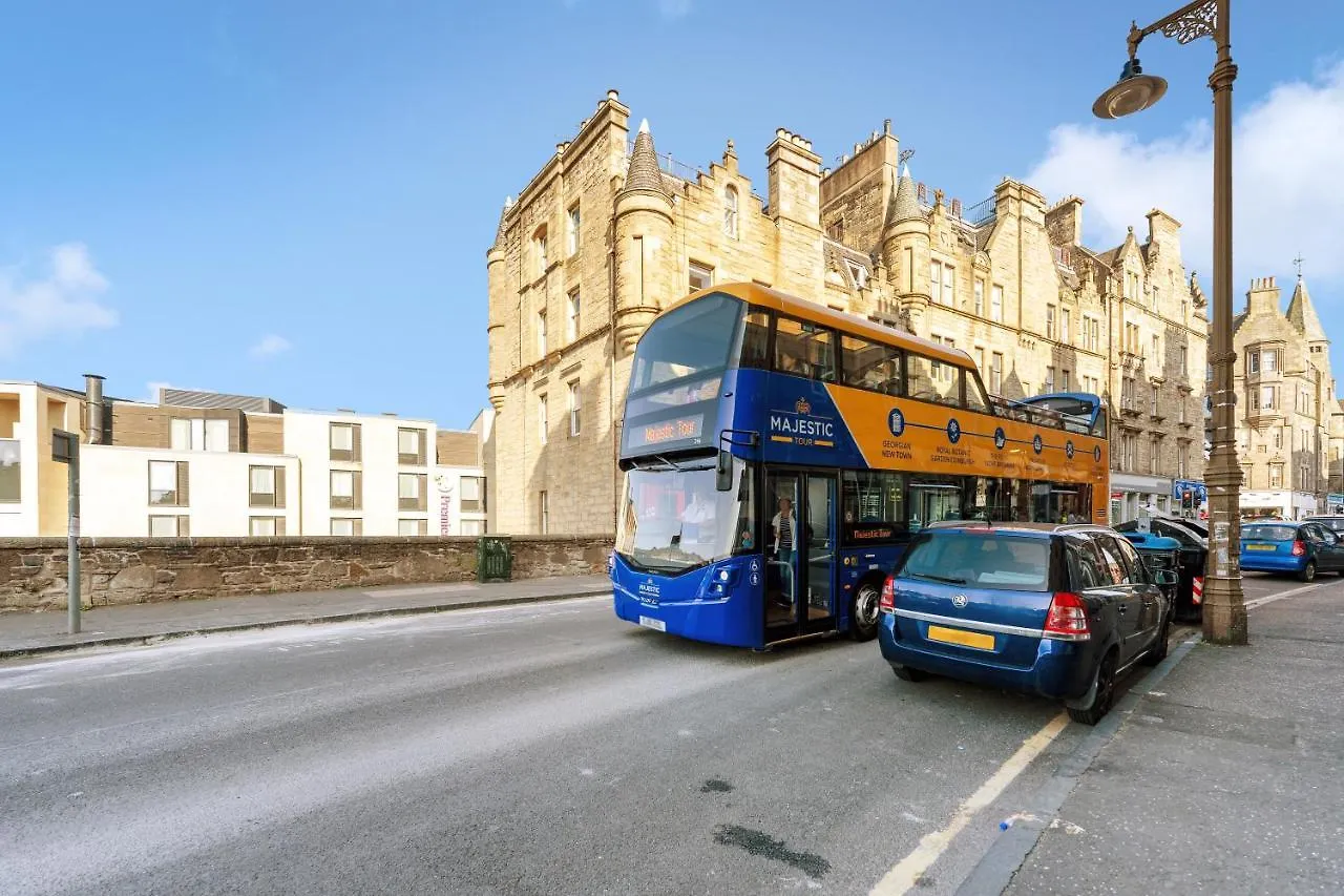 2 Bedroom City Centre Apartment - Royal Mile - Edinburgh Castle & Waverley Train Station - Sleeps 4 Великобритания