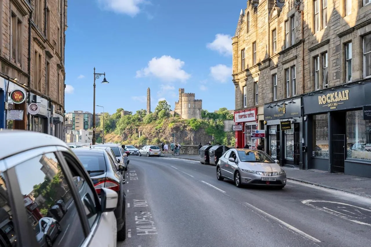 2 Bedroom City Centre Apartment - Royal Mile - Edinburgh Castle & Waverley Train Station - Sleeps 4 0*,