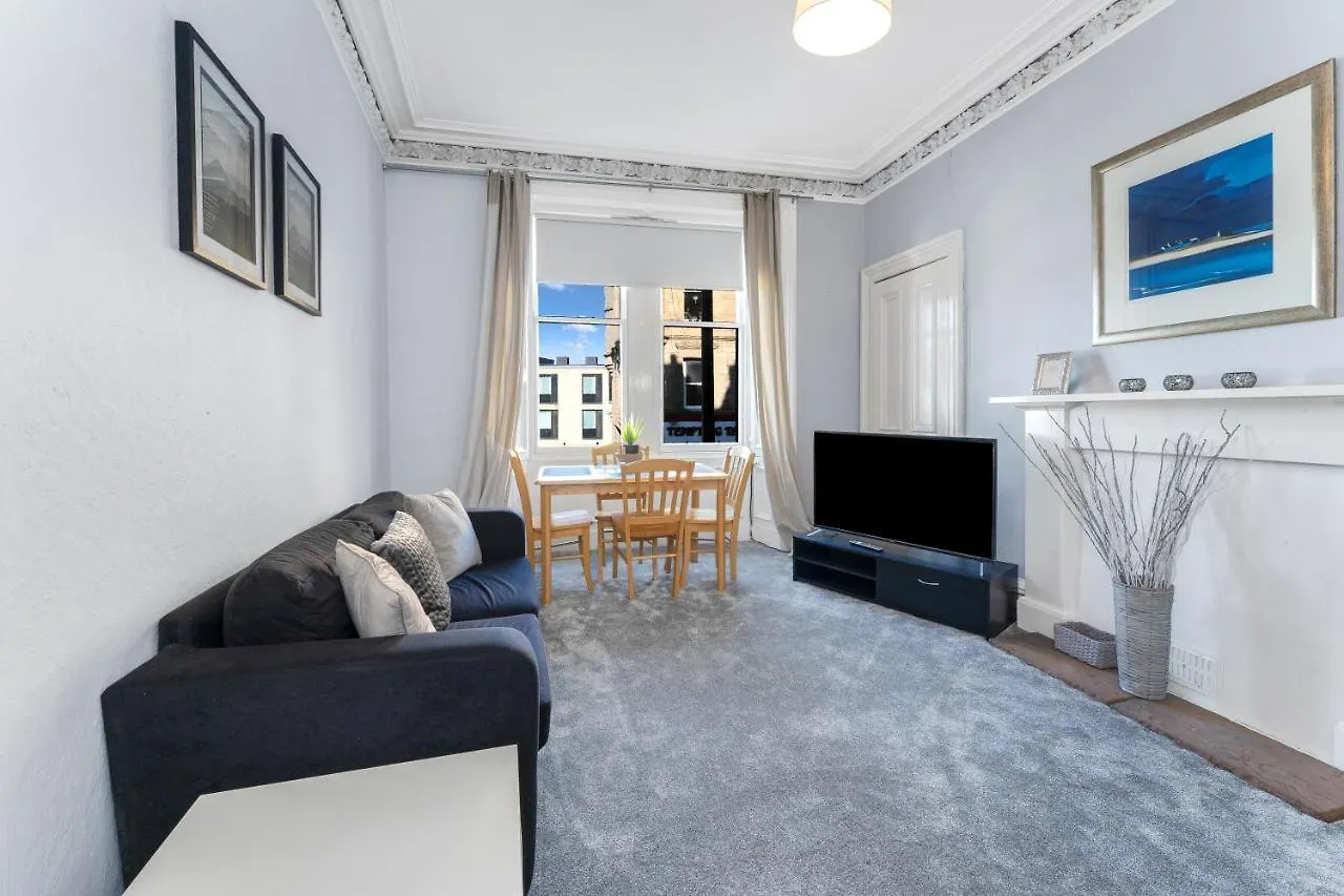 2 Bedroom City Centre Apartment - Royal Mile - Edinburgh Castle & Waverley Train Station - Sleeps 4 0*,  Великобритания